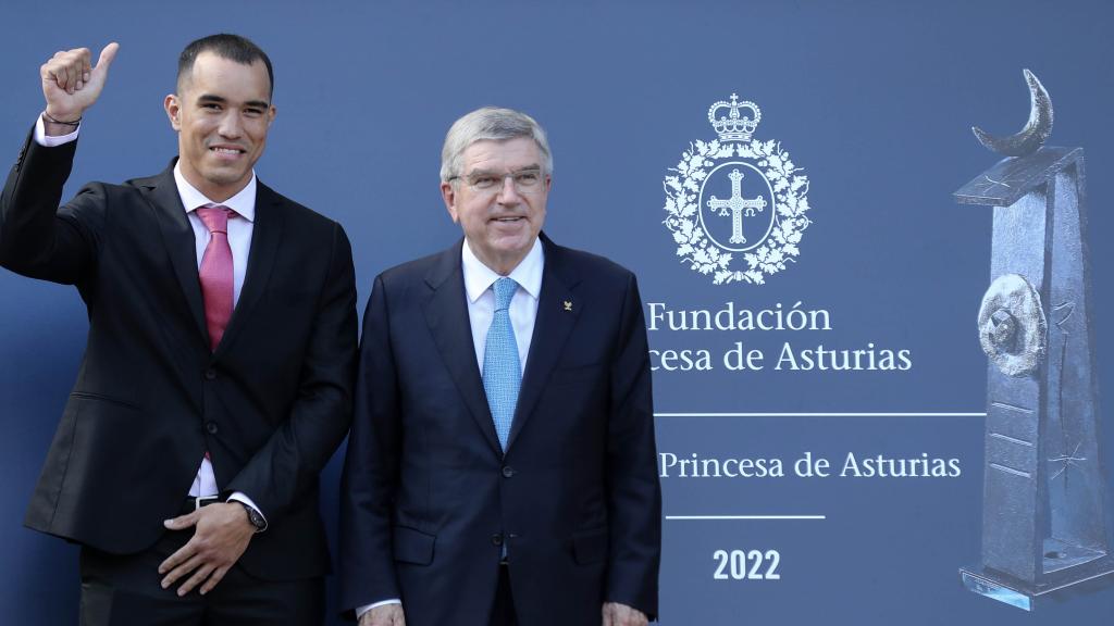 Thomas Bach y el boxeador  Eldric Sella, en la gala de los Premio Princesa de Asturias.