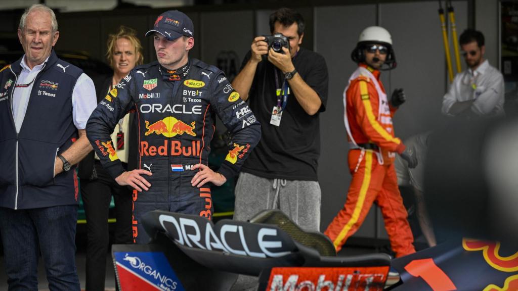 Max Verstappen, resignado en el paddock.