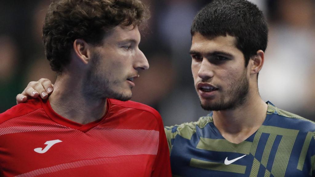 Alcaraz con Pablo Carreño tras el partido.