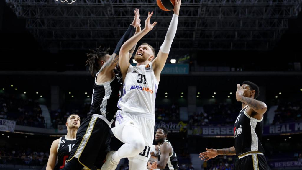 Dzanan Musa realiza una entrada a canasta contra la Virtus de Bolonia