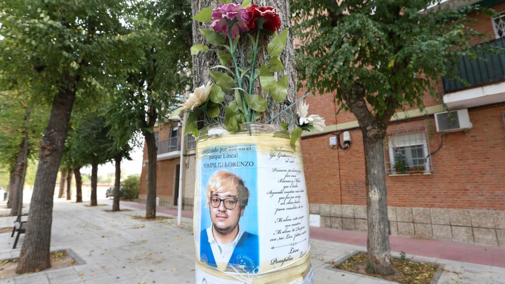 Cartel con la fotografía de Lorenzo en el parque donde fue asesinado en la madrugada del 31 de octubre de 2021.