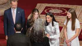 Los reyes Felipe y Letizia, acompañados de la princesa Leonor y la infanta Sofía, saludan a la coreógrafa María Pagés.