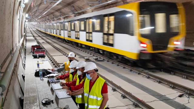 El equipo del laboratorio cántabro, en uno de sus trabajos en el metro de Lima.