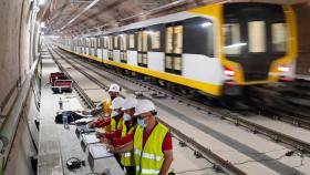 El equipo del laboratorio cántabro, en uno de sus trabajos en el metro de Lima.