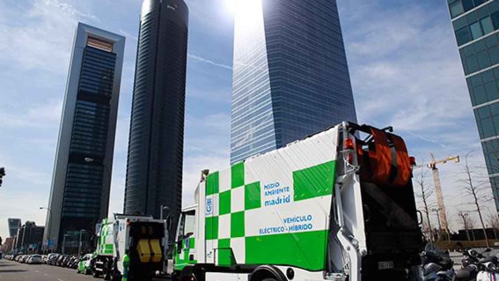 Vehículos de limpieza de FCC junto a las cuatro torres en Madrid.