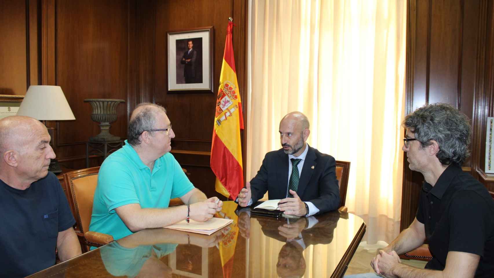 Javier Salas, subdelegado del Gobierno en Málaga, se ha reunido con representantes del colectivo Bosque Urbano de Málaga.