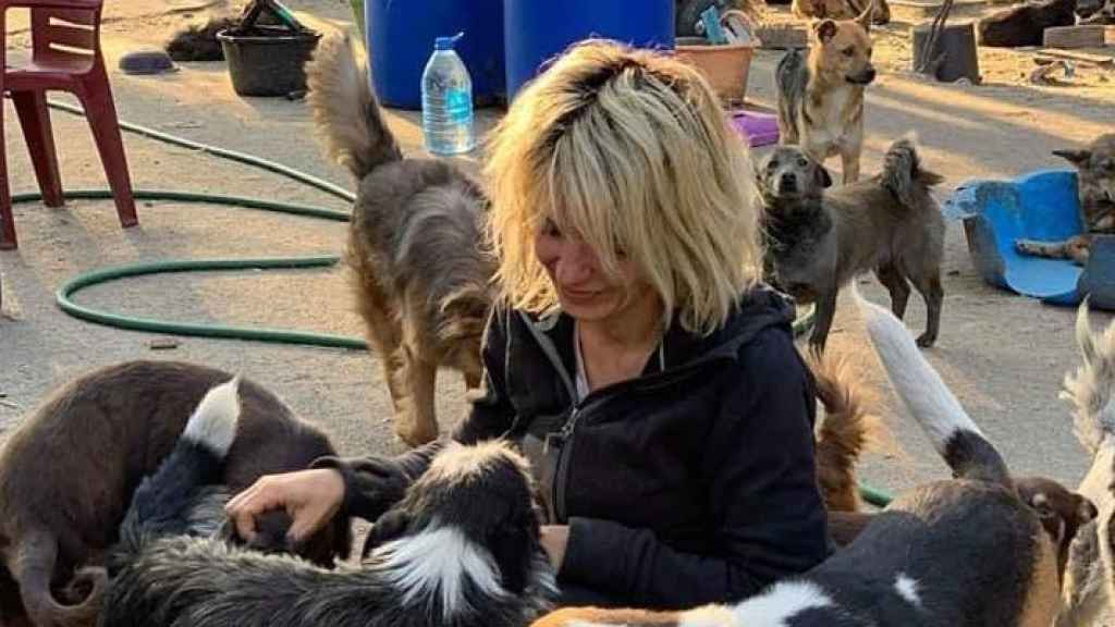 Angelina Rybchenko con sus perros en Jersón.