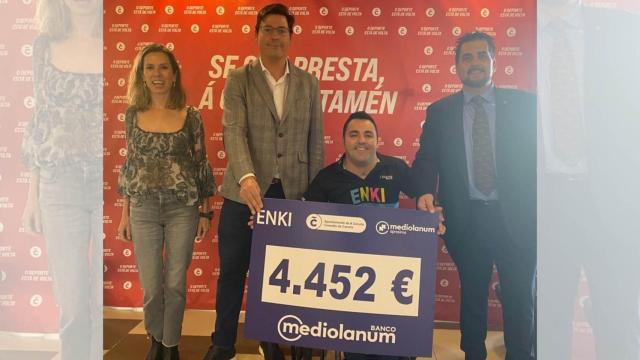 Entrega del cheque solidario a Enki.