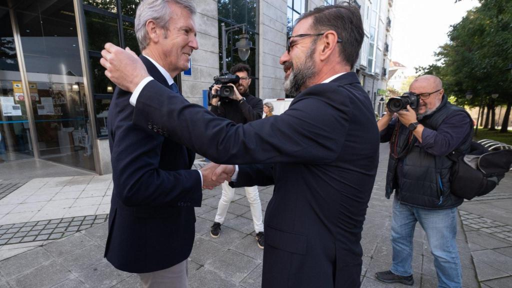 Presidente y alcalde se saludan a su llegada a la sede de la Xunta en la ciudad