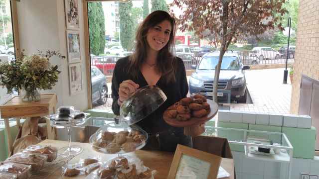 Andrea Villalonga, en el interior de su pastelería con sus 'cookies', uno de los productos con mayor éxito de Nicolina.