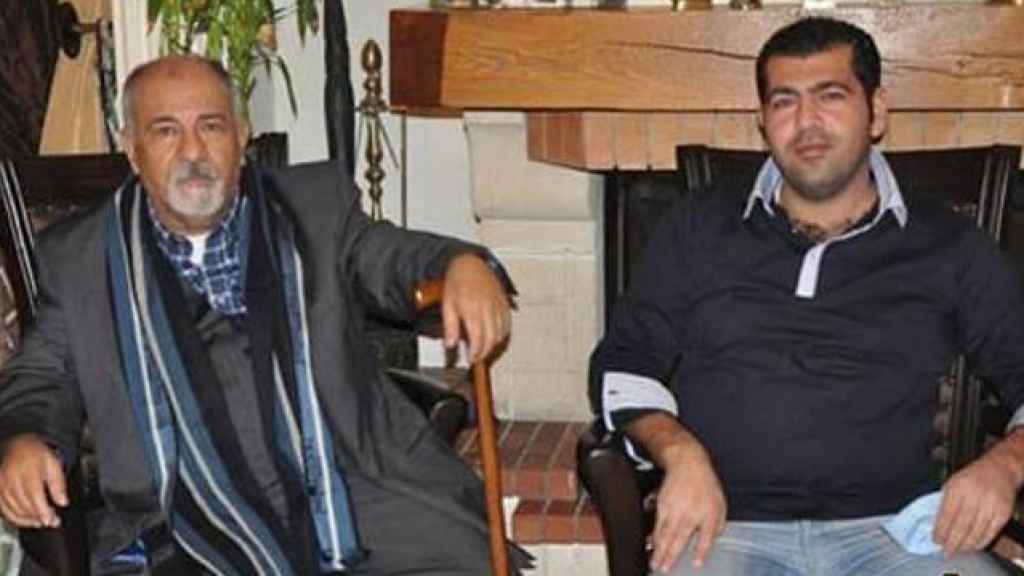 Hatem y su hijo en los medios tras regresar a Líbano después de la operación, en 2013.