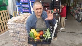 Carlos Moreno, sujetando una caja de fruta y verdura que pesa 5 kilos y cuesta 5 euros.