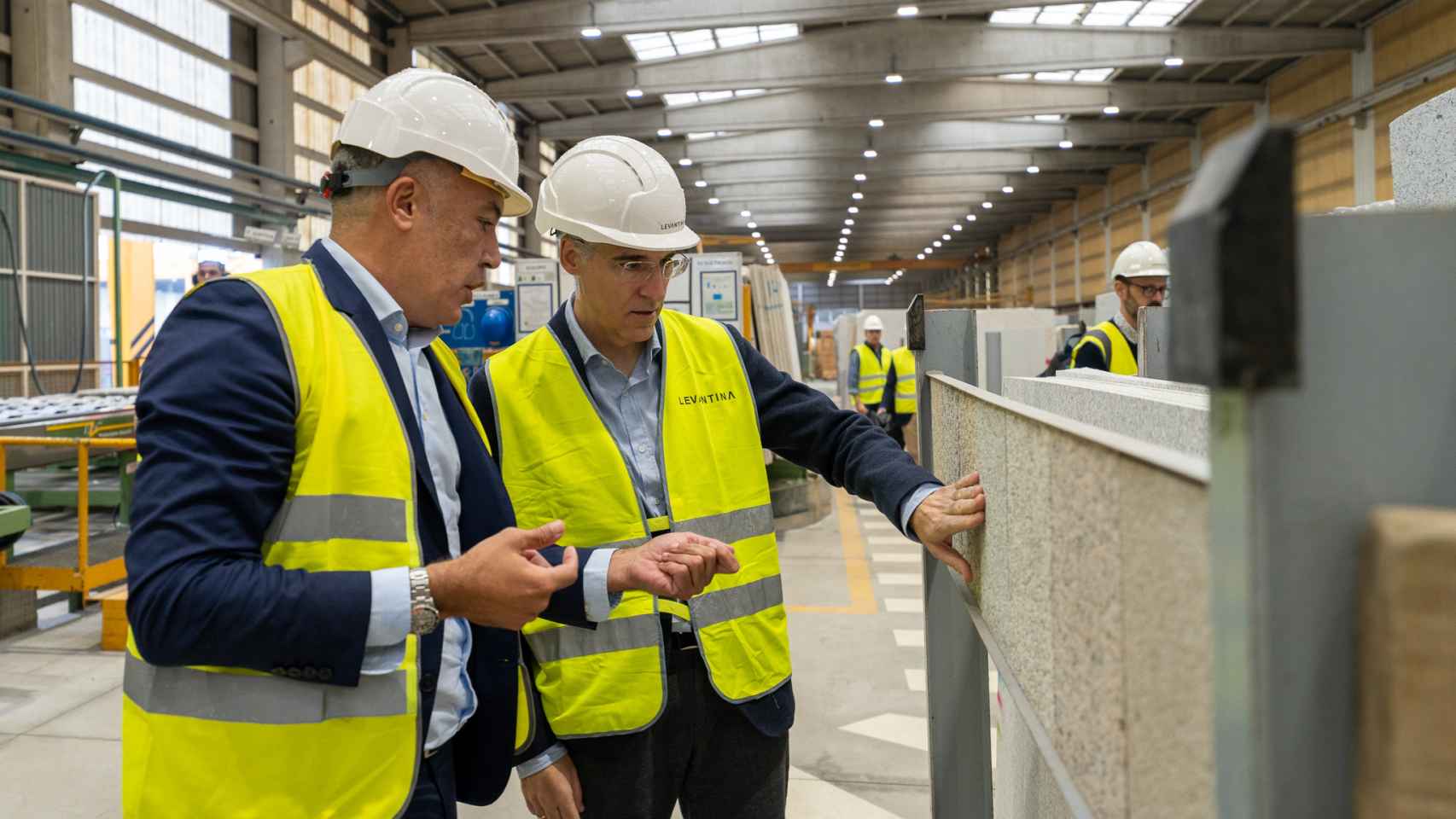 Visita de Conde a Levantina en O Porriño (Pontevedra).