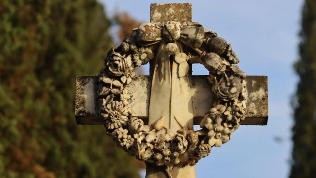 Detalle de una lápida en el cementerio de Toledo.