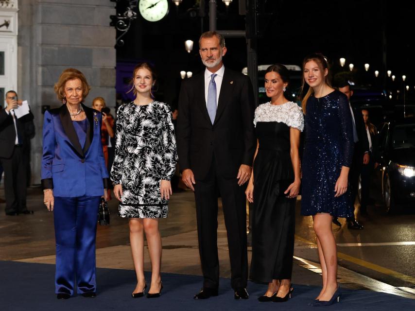 La infanta con el resto de la Familia Real, en el teatro Campoamor de Oviedo.