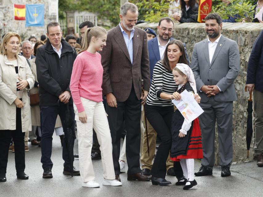 La Reina saluda a uno de los niñas de Cadavedo, vestida con el traje típico.