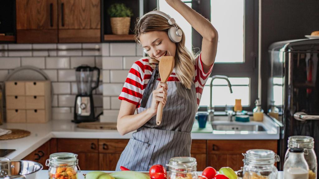 Una mujer disfruta cocinando.