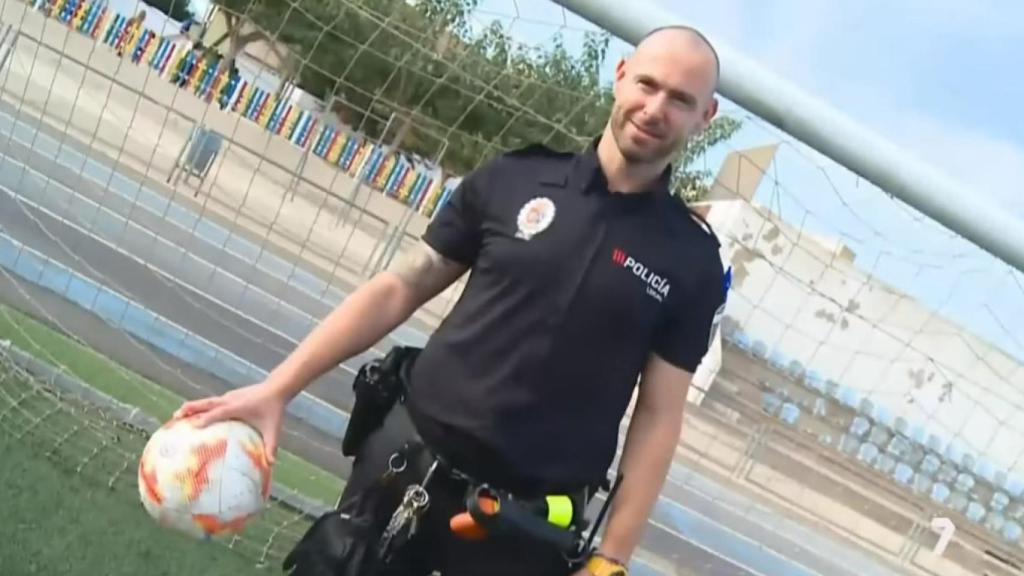 Diego Segado Cervantes, agente de la Policía Local de La Unión, conocido como 'Zubi' cuando defiende la portería del CD Algar, en una entrevista con la televisión autonómica 7RM.