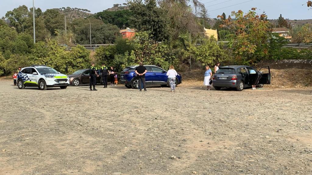 Coche con ventanas rotas en el párking de La Concepción.