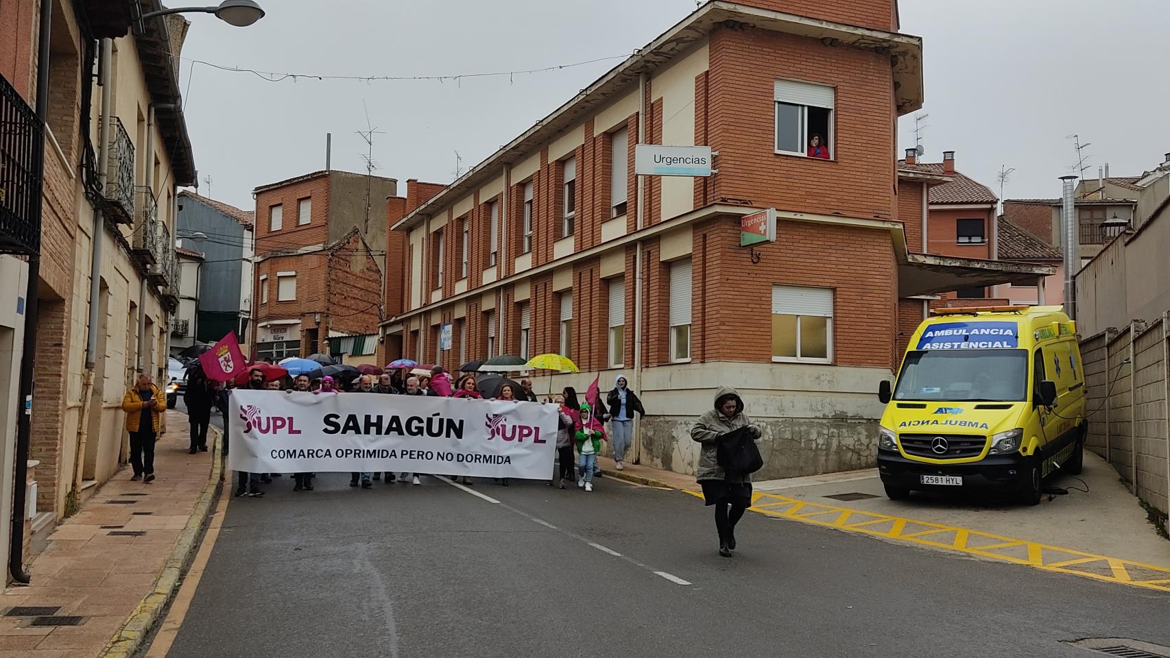 Cerca de 200 personas protestan en Sahagún