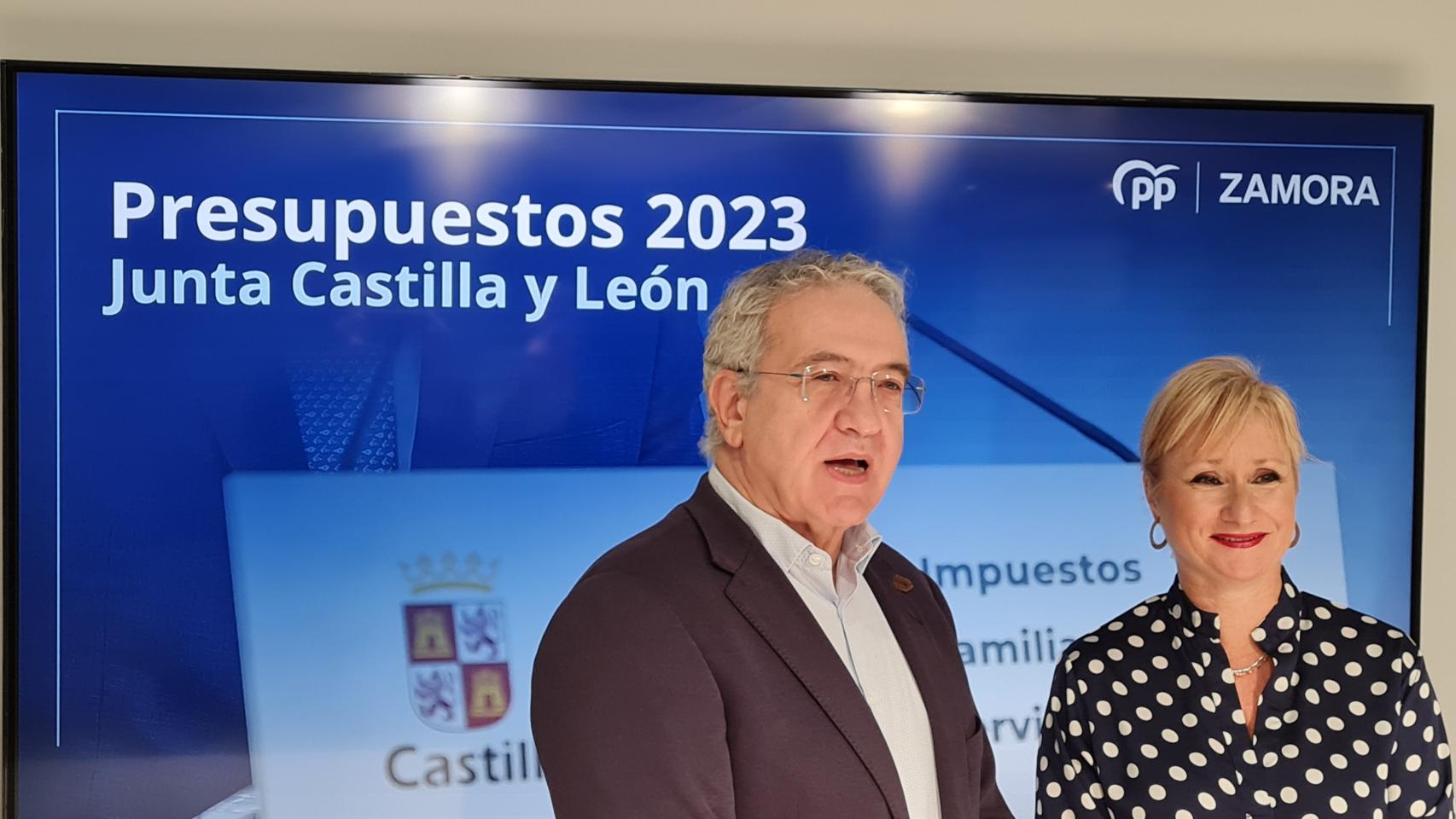 La portavoz del Partido Popular de Zamora y procuradora, Leticia García Sánchez, y el también procurador Óscar Reguera Acevedo
