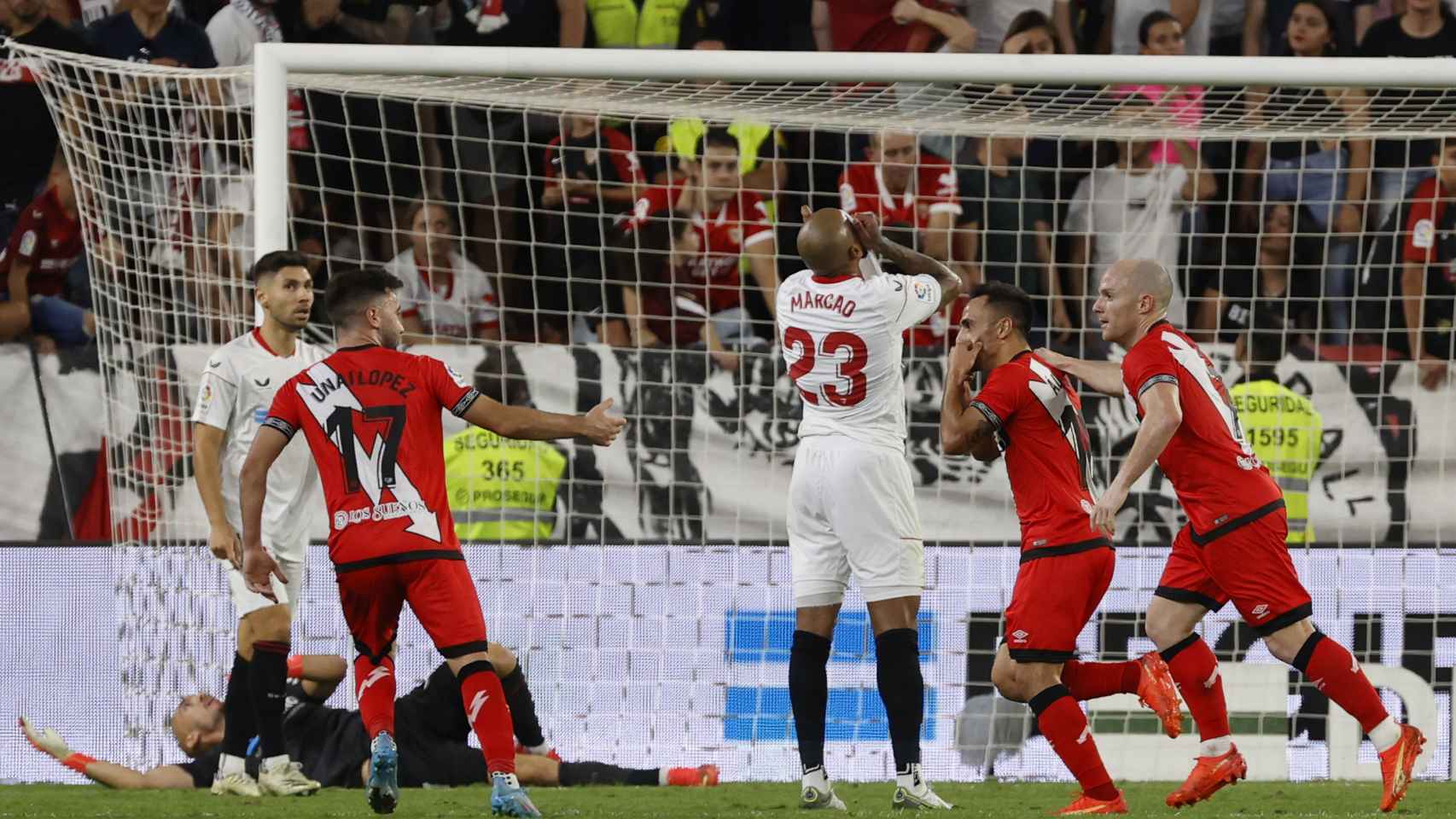 Álvaro García celebra su golazo frente al Sevilla en el Pizjuán