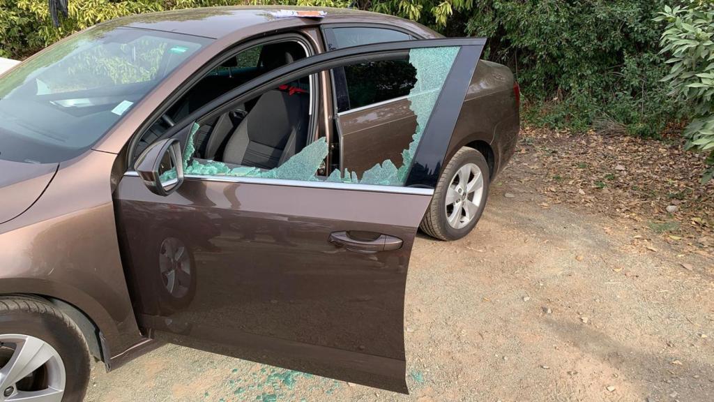 Coche con ventanas rotas en el párking de La Concepción.