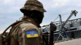 Un soldado ucraniano custodia un silo de grano el pasado 29 de julio en el puerto de Odesa