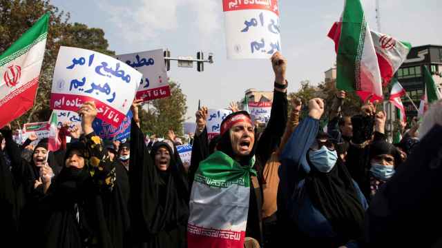 Un grupo de manifestantes protestan contra el régimen iraní en Teherán.