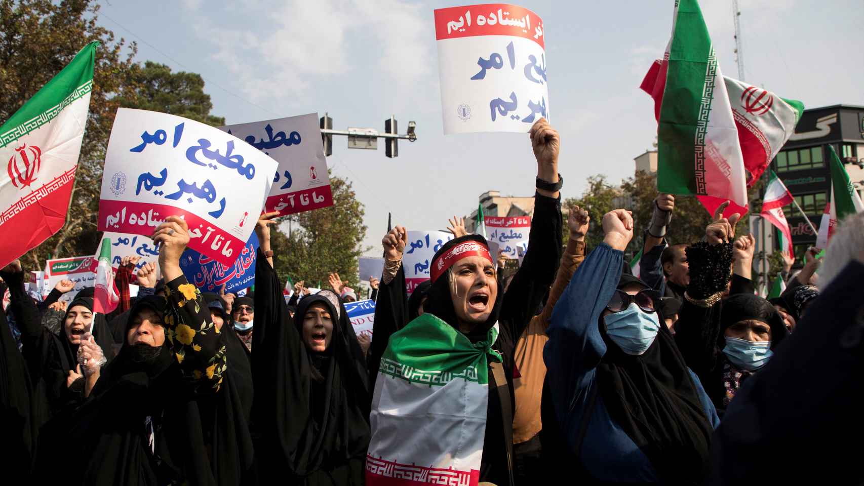 Un grupo de manifestante protestan contra el régimen iraní en Teherán.