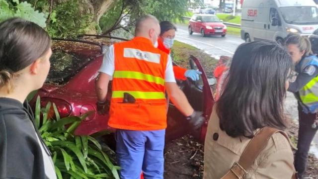 Los bomberos excarcelan a un conductor tras un accidente en Alfonso Molina en A Coruña