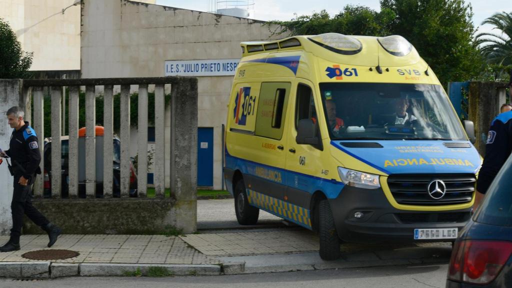 Una ambulancia frente al Instituto de Educación Secundaria ‘Julio Pierto Nespereira’.