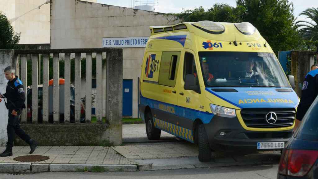 Una ambulancia frente al Instituto de Educación Secundaria ‘Julio Pierto Nespereira’.