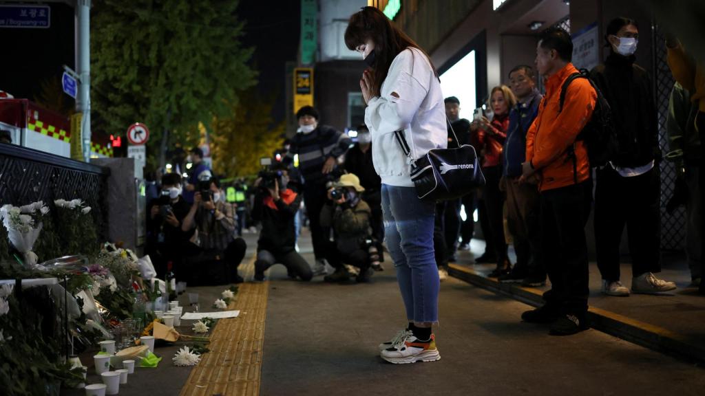 Un grupo de surcoreanos rinden homenaje a las víctimas de la tragedia de Seúl.