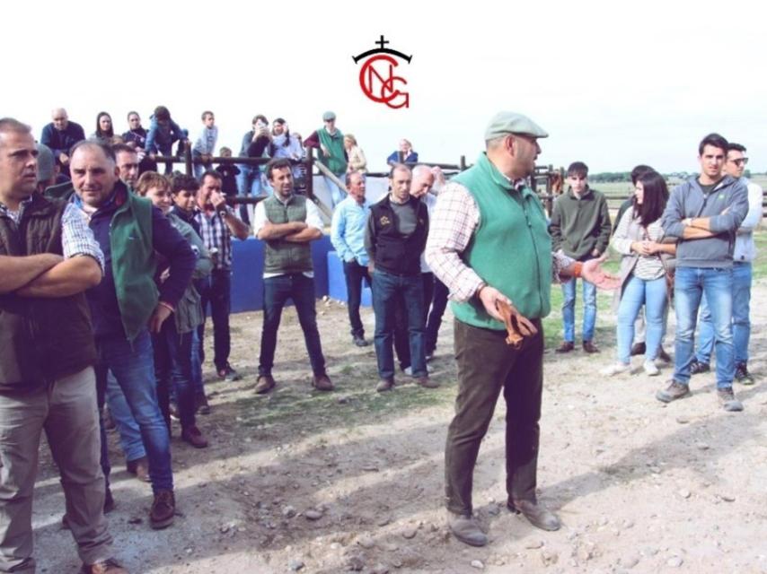 El ganadero Jesús Pérez recibiendo a los numerosos invitados.