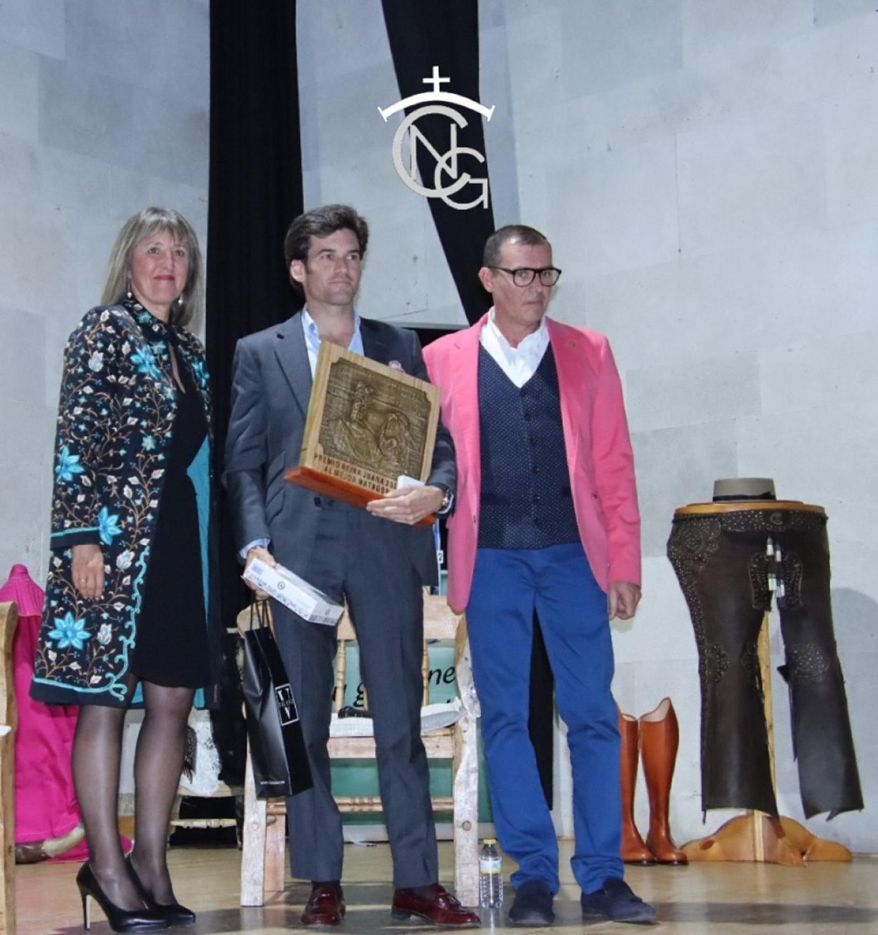 Nuria Prieto y José Rodríguez flanquean al diestro José Garrido entregando el trofeo