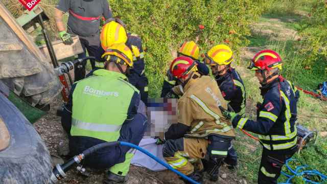 Momento del rescate del cuerpo por parte de los bomberos.