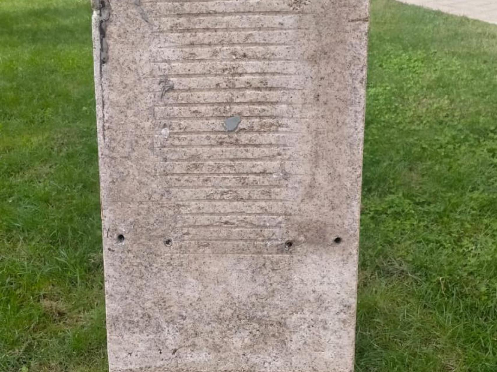 El monolito donde se encontraba la placa dedicada a Ursicina Martínez