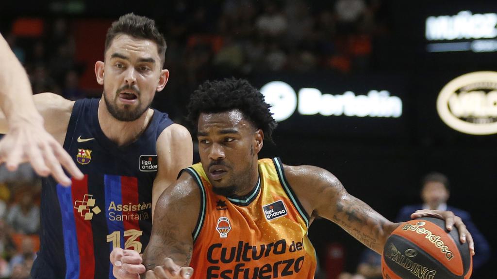 Disputa del balón en el Valencia Basket - Barcelona.