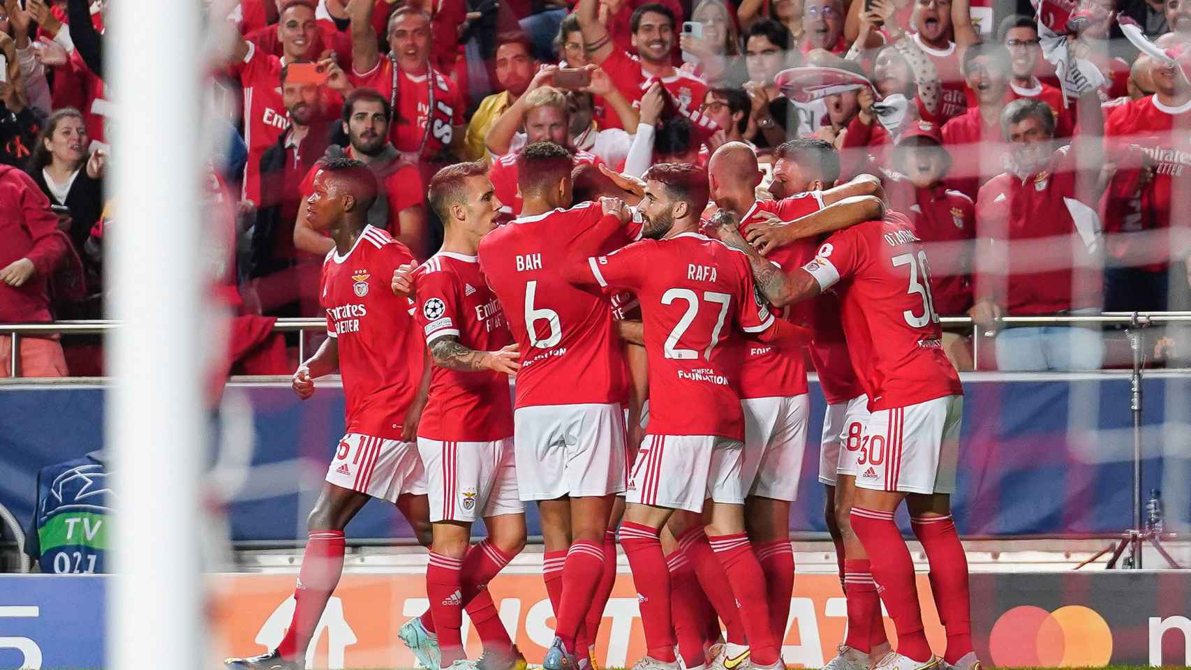 Piña de los jugadores del Benfica para celebrar un gol en la Champions League 2022/2023