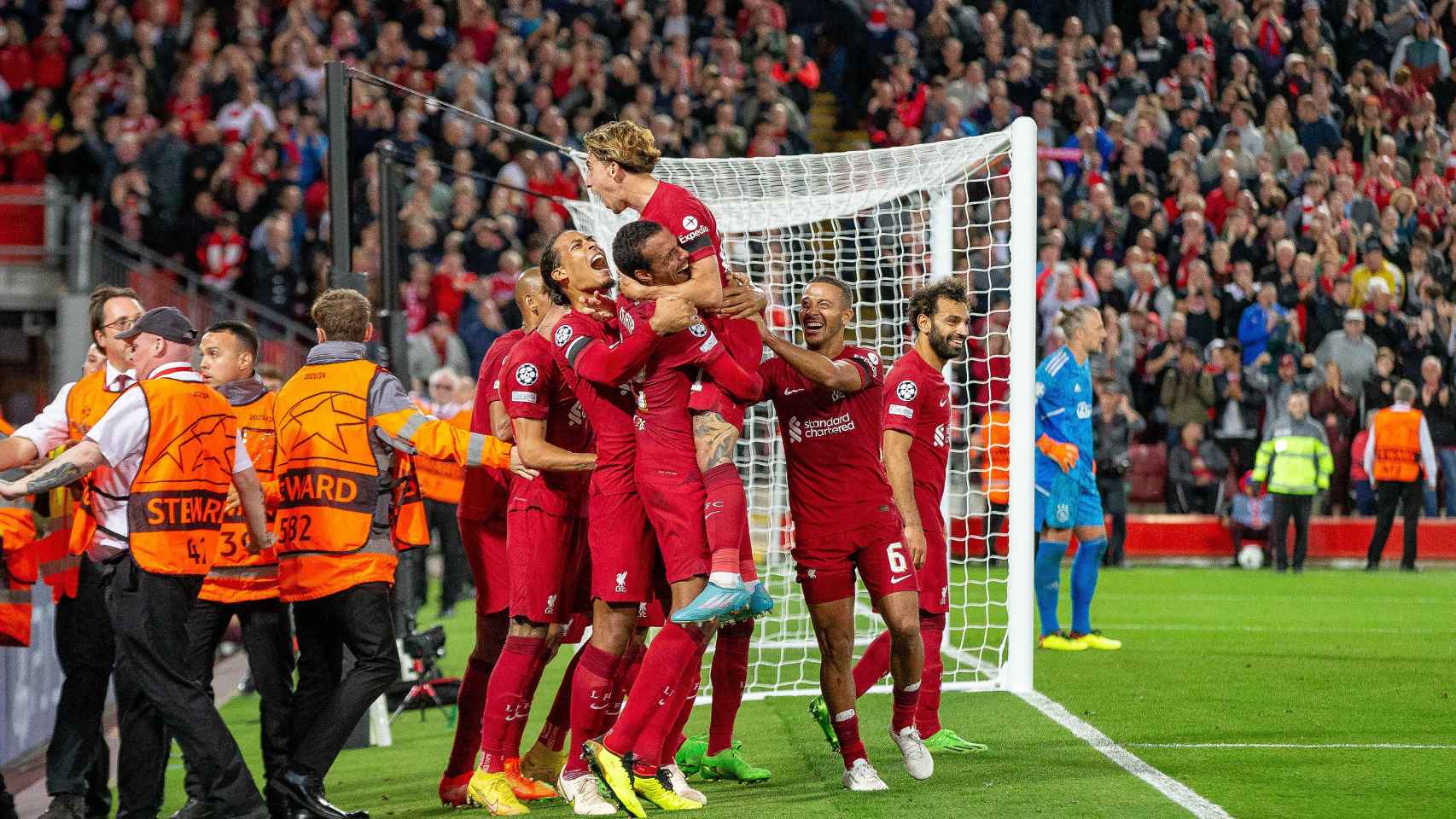 Piña de los jugadores del Liverpool para celebrar un gol en la Champions League 2022/2023