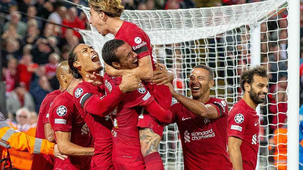 Piña de los jugadores del Liverpool para celebrar un gol en la Champions League 2022/2023