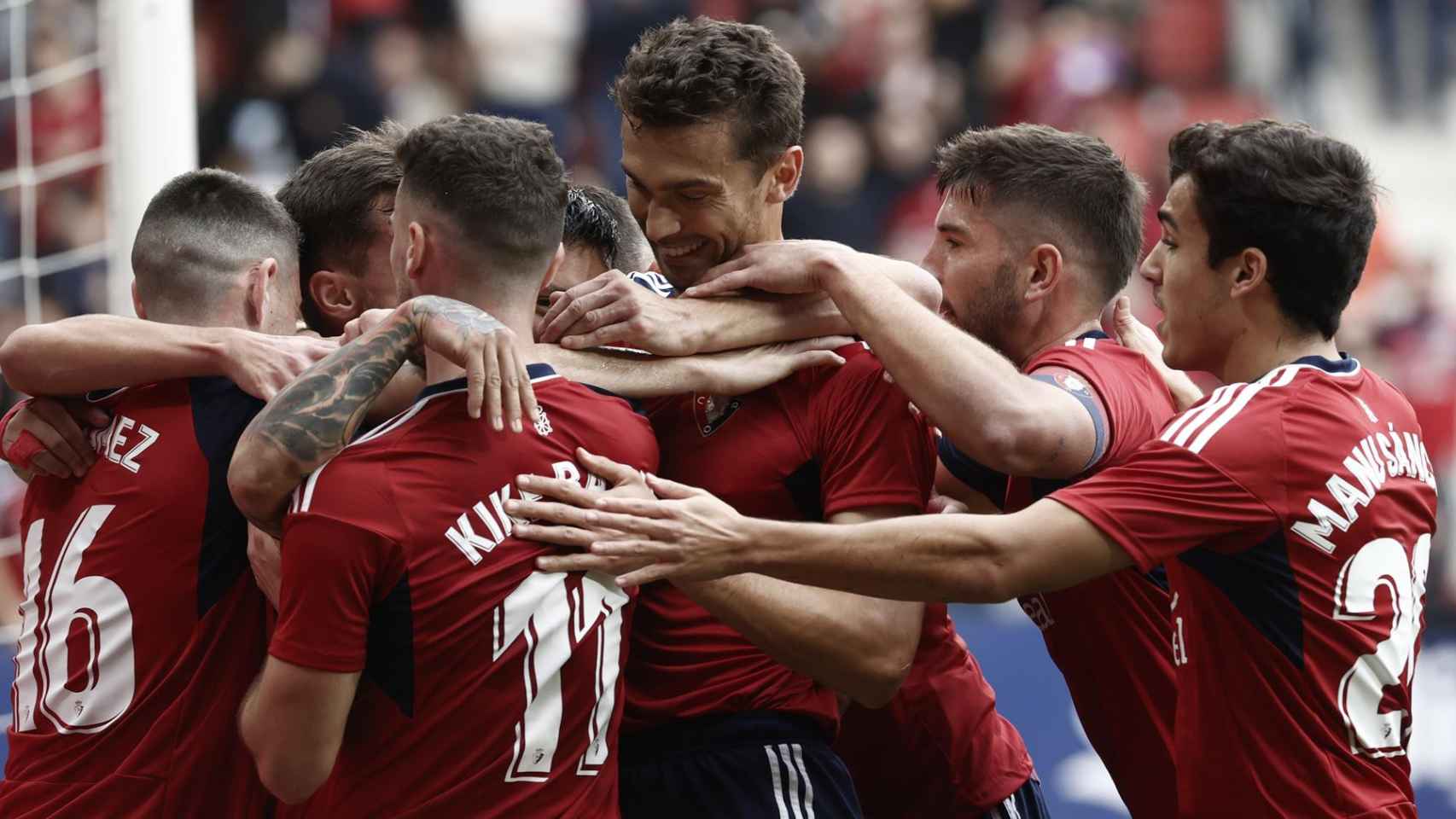 Piña de los jugadores de Osasuna para celebrar un gol ante el Valladolid