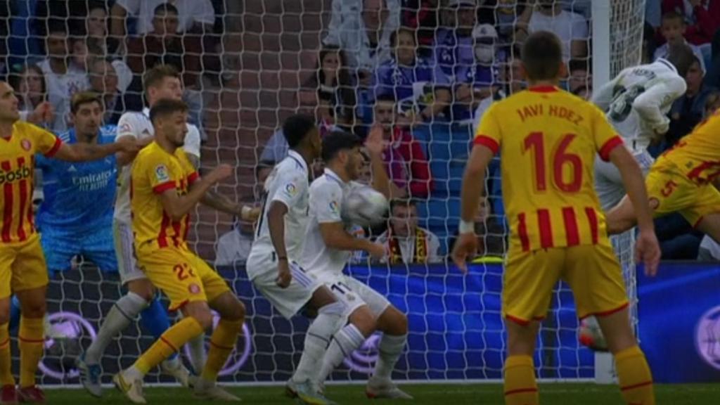 Mano de Marco Asensio vista por el VAR y sancionada con penalti ante el Girona