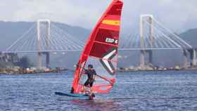 El preolímpico español Tomás Vieito se impone en la semana Abanca Windsurf en la ría de Vigo