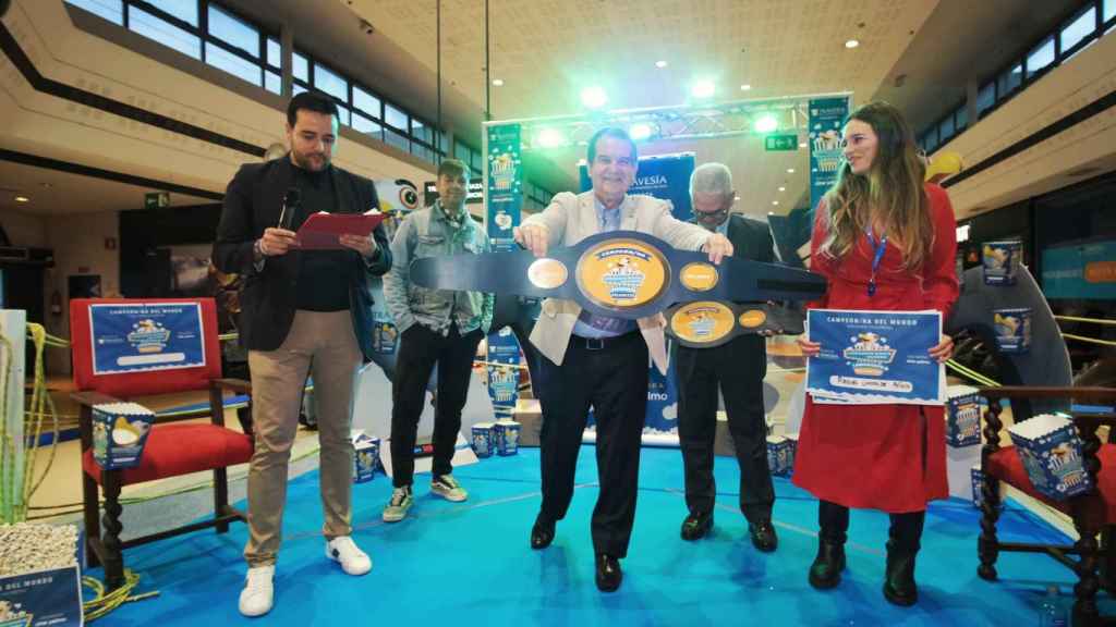 El C.C. Travesía de Vigo nombra a los campeones del mundo de lanzamiento de palomitas
