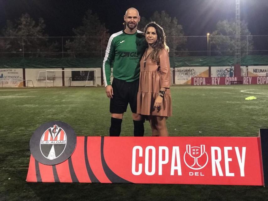 El guardameta del CD Algar, 'Zubi', tras pasar de ronda en la Copa del Rey, junto a su novia, Ascensión.