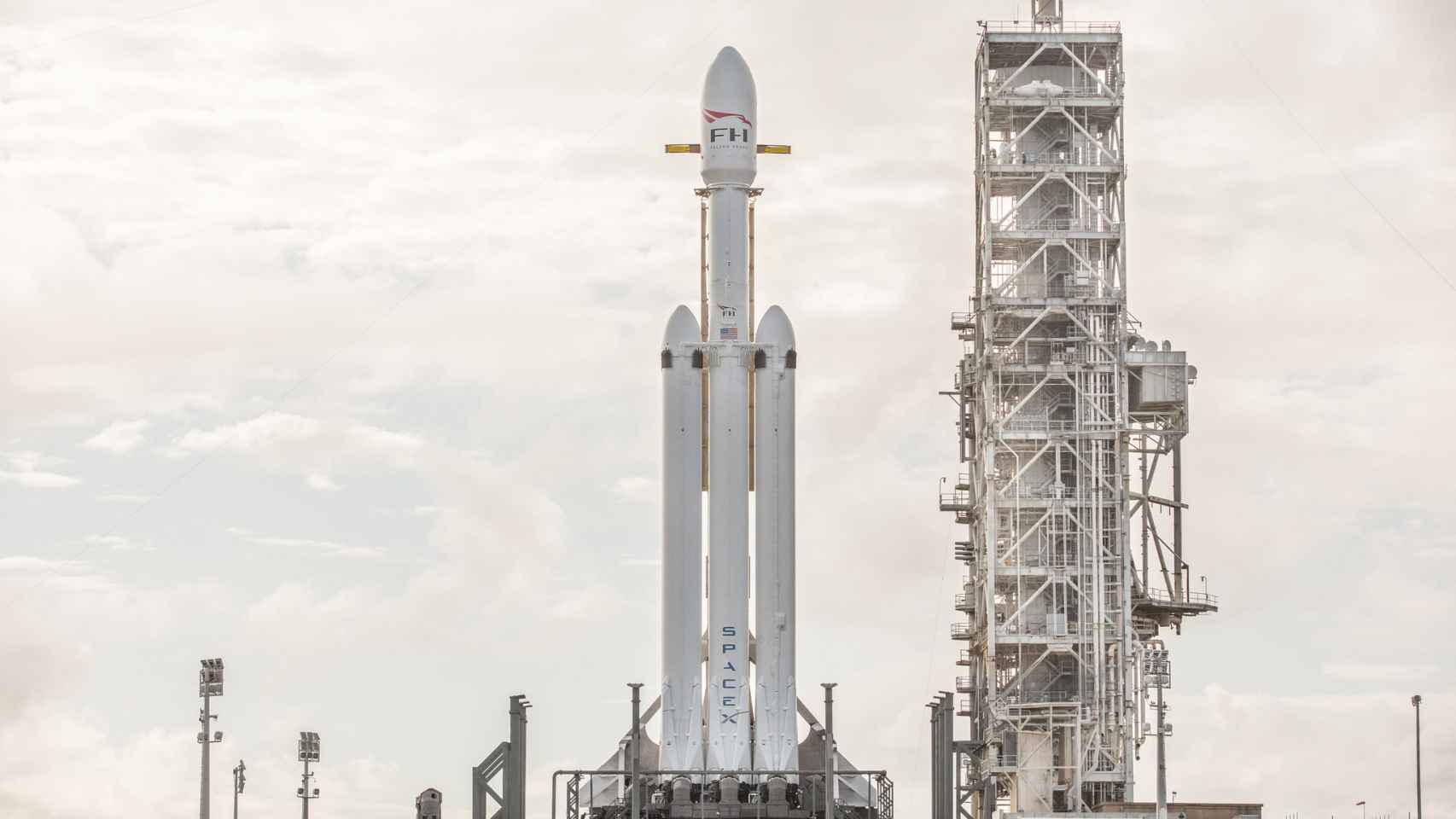 Falcon Heavy en la plataforma de lanzamiento
