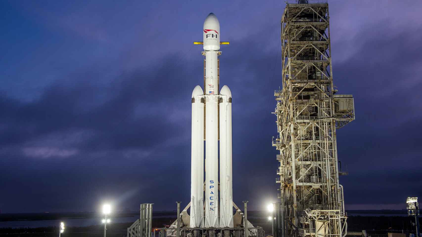 Falcon Heavy en la plataforma de lanzamiento