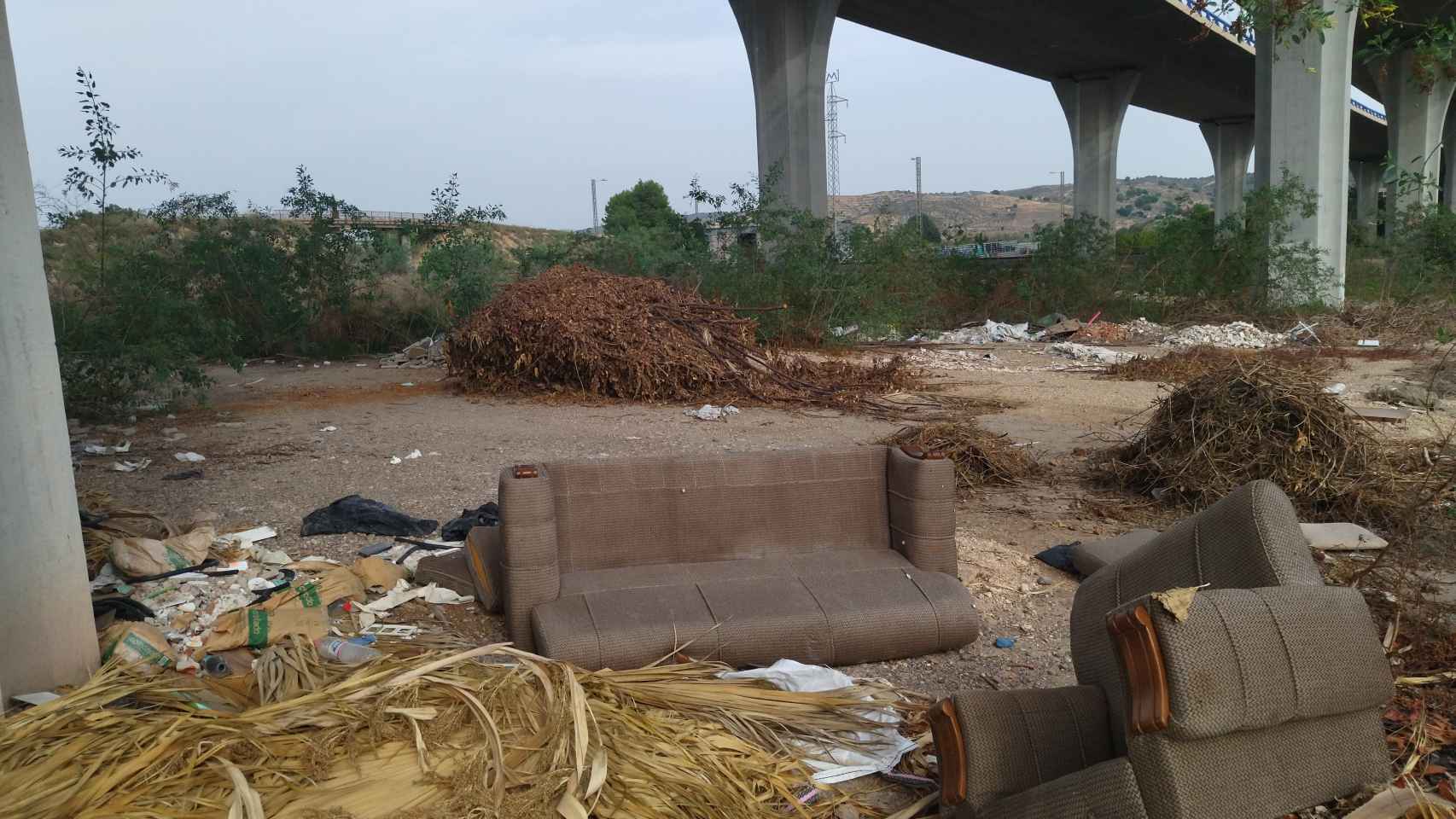 Un sofá en el que pudo haber dormido el 'violador de la mota del río Segura', debajo del puente de la autovía A-7, a su paso por Las Torres de Cotillas.